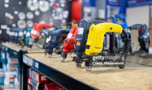 esposizione di trapani in un negozio di ferramenta - trapano elettrico foto e immagini stock