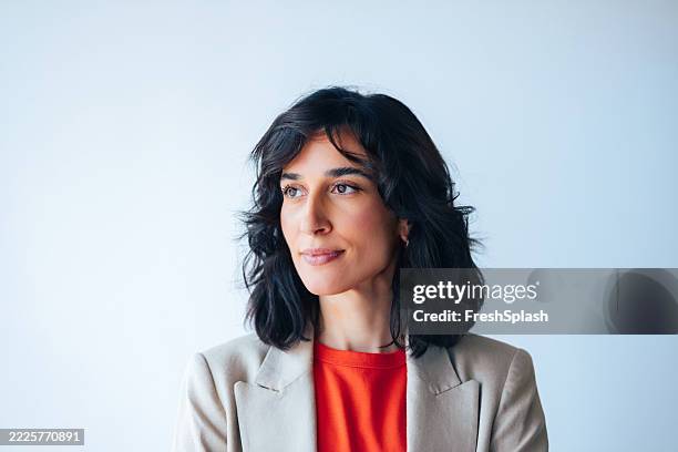 donna professionale fiduciosa in abbigliamento moderno che guarda avanti - foto ritratto ufficiale foto e immagini stock
