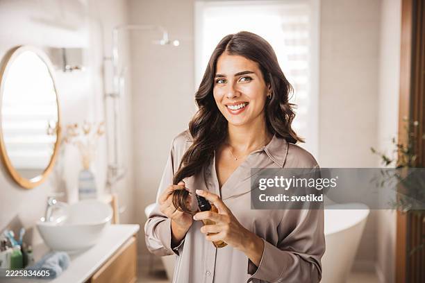 joven, peinar su cabello - cabello fotografías e imágenes de stock