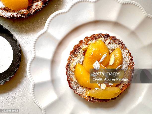 frangipane almond pear tarts - pudim-de-leite imagens e fotografias de stock
