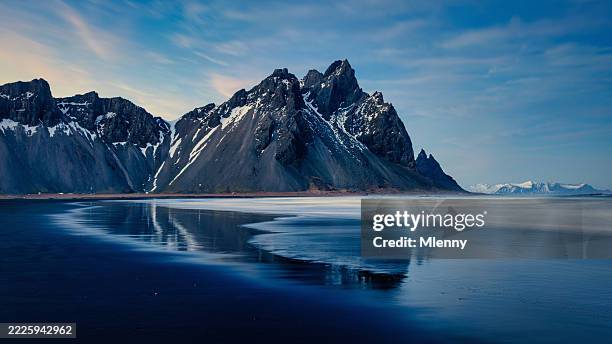 iceland vestrahorn mountain reflecting on stokksnes beach during blue twilight dusk - iceland stockfoto's en -beelden
