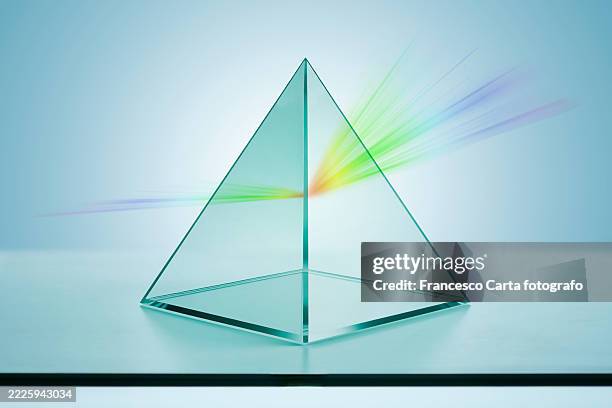 light beam through glass prism - prisma fotografías e imágenes de stock