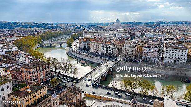 aerial view of ponte umberto i bridge crossing the tiber river with historic buildings and st. peter’s basilica dome in the distance, rome cityscape and travel concept for editorial and commercial use - roma antiga imagens e fotografias de stock