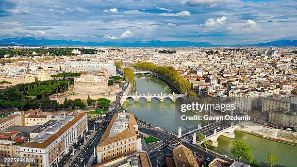 vídeo aéreo del castillo de sant'angelo y el puente de sant'angelo sobre el río tíber en roma, vista panorámica de la arquitectura histórica y el paisaje urbano con detalles urbanos y paisajes naturales para viajes y documentales - provincia de roma fotografías e imágenes de stock