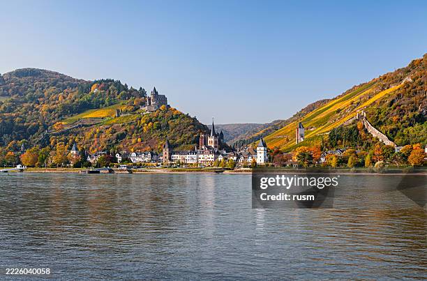 stadt bacharach im rheintal im herbst, rheinland-pfalz, deutschland - rheinland pfalz stock-fotos und bilder