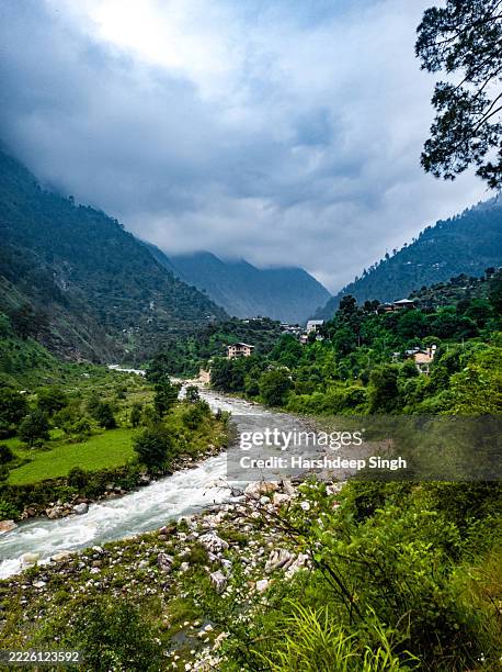 vallée de tirthan - himachal pradesh photos et images de collection