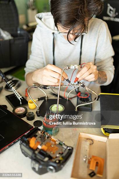 technician working on electronic components with precision and focus - inventor fotografías e imágenes de stock
