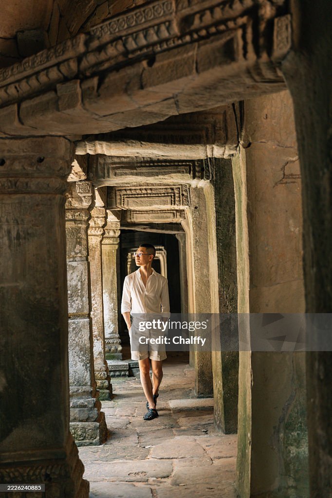 Explorando as antigas ruínas do templo de Ta Prohm em Angkor, Siem Reap