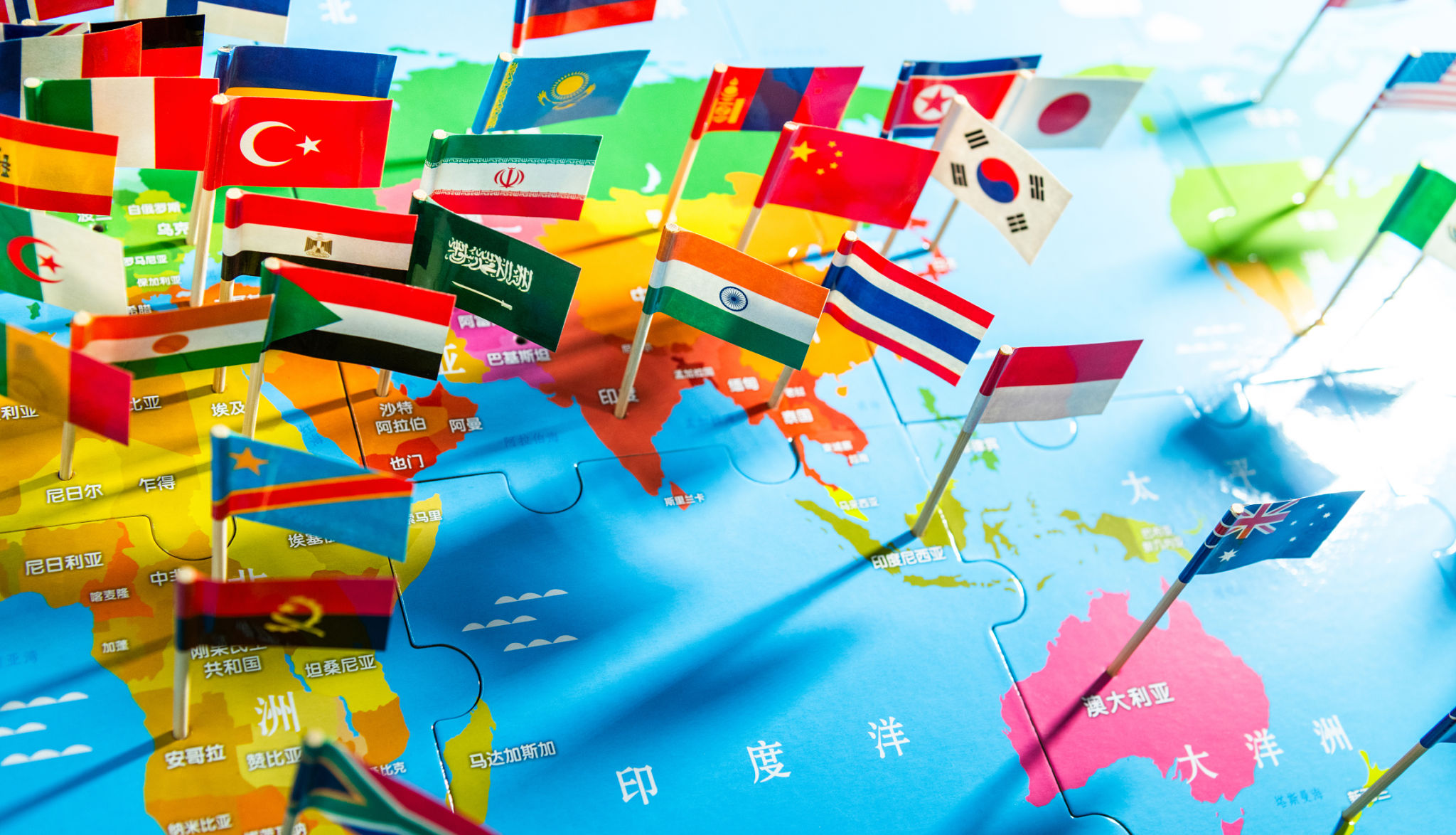 National flags of the different countries on the world map. The place names written on the map use Chinese characters National flags of the different countries on the world map. The place names written on the map use Chinese characters