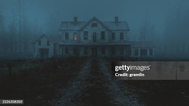spooky old rural house - aterrorizado imagens e fotografias de stock