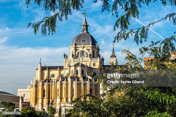 cathedral of santa maria la real de la almudena. catedral de santa maría la real de la almudena. view from the vistillas garden. madrid, spain. - kleinere sehenswürdigkeit stock-fotos und bilder