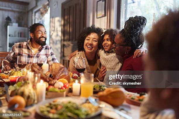 niña negra feliz disfrutando con su familia durante el almuerzo del día de acción de gracias. - thanksgiving fotografías e imágenes de stock