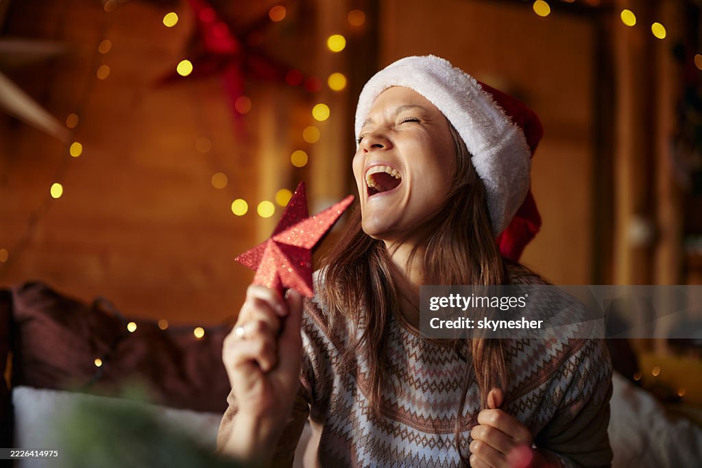 Femme joyeuse s’amusant le jour de Noël.