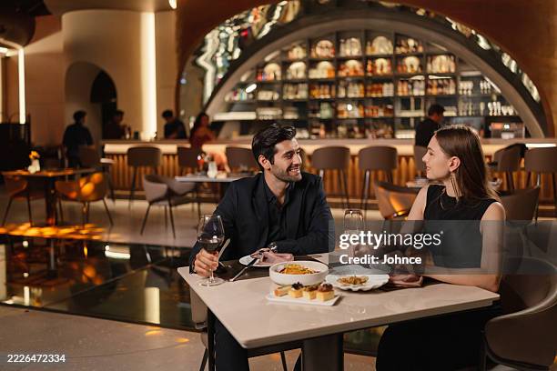 coppia che si gode la cena romantica - cena romantica foto e immagini stock