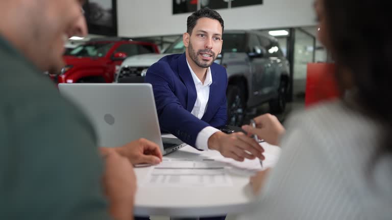 https://media.gettyimages.com/id/2226518591/video/mid-adult-car-salesman-talking-to-customer-couple-at-car-dealership.jpg?b=1&s=640x640&k=20&c=Tjg1Flxd4CMGiCt2cxZZOEmnbXroOAb02xd5uhoevNU=