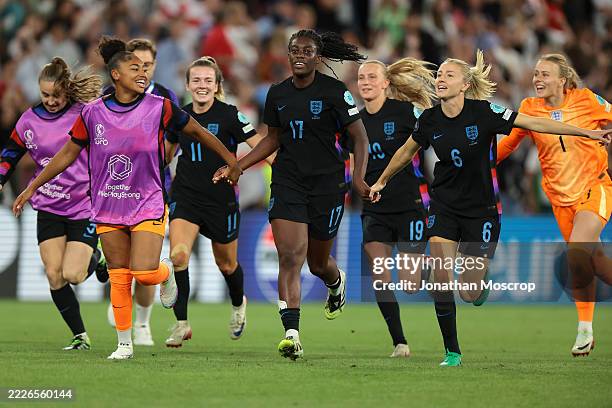 Khiara Keating, Michelle Agyemang, Leah Williamson, Hannah Hampton, Niamh Charles, Lauren Hemp and Agnes Beaver-Jones celebrate the 2-1 extra time...