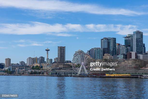 día de cielo azul mirando hacia el este hacia seattle a través de elliott bay y puget sound durante el verano - seattle fotografías e imágenes de stock