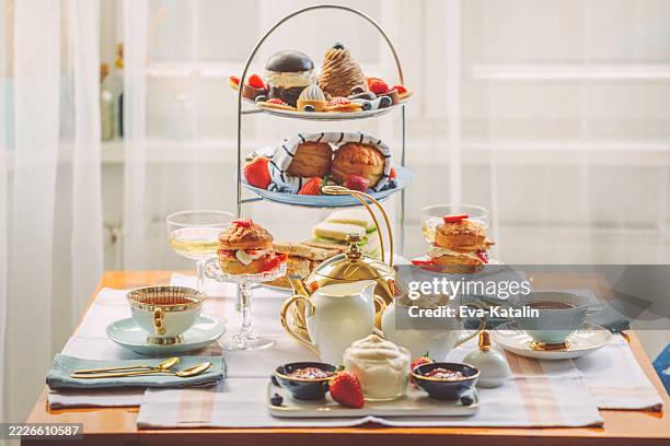 thé de l’après-midi pour deux - gouter photos et images de collection
