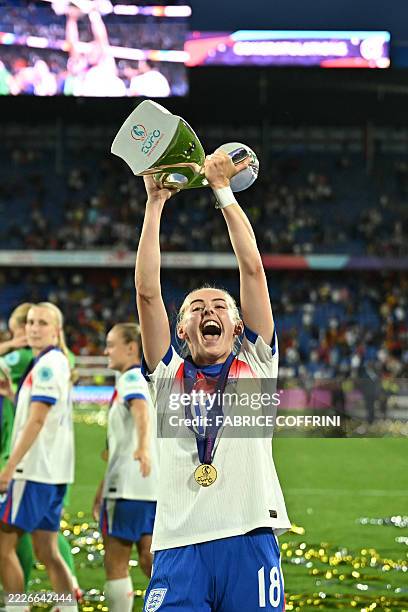 England's forward Chloe Kelly holds up the trophy to the supporters as she celebrate after England won the UEFA Women's Euro 2025 final football...