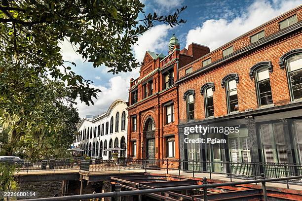 historisches baumwollbörsengebäude in savannah, georgia am fluss - historisches bauwerk stock-fotos und bilder