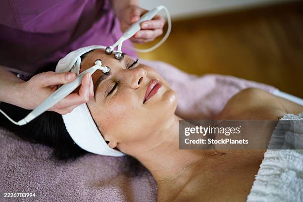 Microcurrent Session 95 Microcurrent Stock Photos, High-Res Pictures, and Images - Getty Images