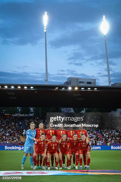 The Spain starting eleven line up for a team photo prior to kick off, back row ; Catalina Coll, Patri Guijarro, Irene Paredes, Maria Mendez, Esther...