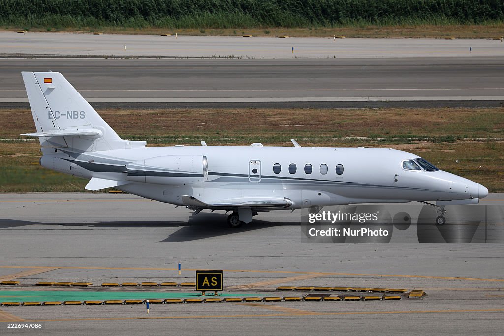 Diverse aircraft on the takeoff runway at Barcelon aAirport