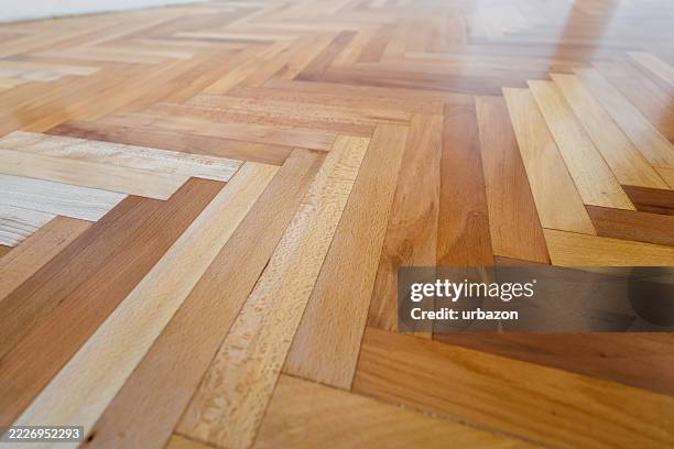 varnished parquet floor in an empty apartment - parket stockfoto's en -beelden