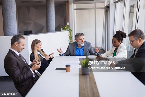 das business-team ignoriert seinen vorgesetzten während eines meetings - kommunikationsproblem stock-fotos und bilder