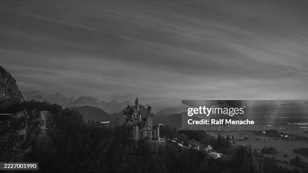 b&w panoramablick bei sonnenuntergang über schwangau und die alpen. ost-allgäu, bayern, deutschland. - schwaben historische landschaft stock-fotos und bilder