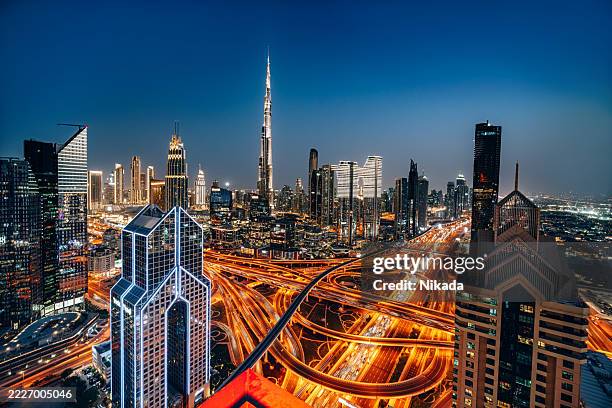 aerial view of dubai city skyline at twilight featuring sheikh zayed road - emirados árabes unidos imagens e fotografias de stock