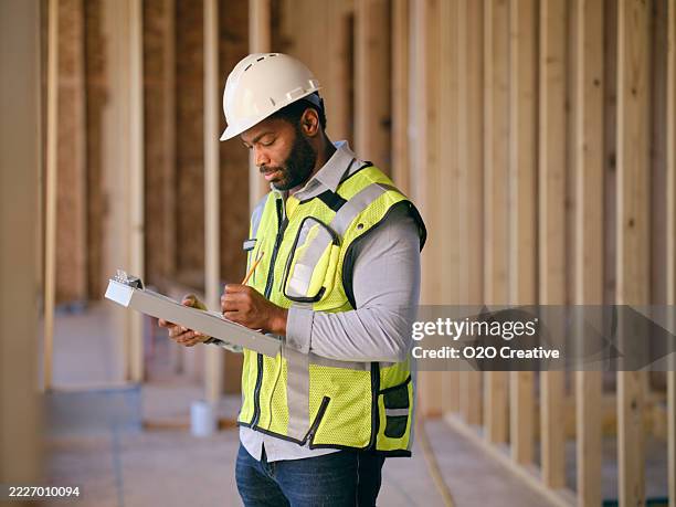 trabajador de la construcción en un lugar de trabajo - inspector fotografías e imágenes de stock