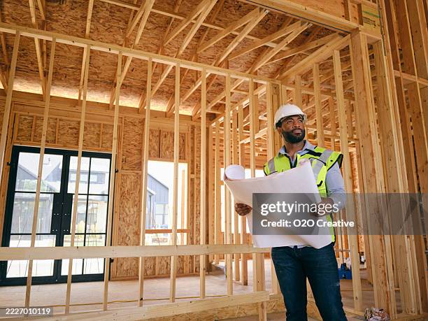 operaio edile in un cantiere - imprenditore edile foto e immagini stock