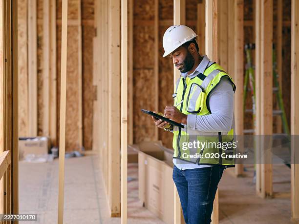 operaio edile in un cantiere - imprenditore edile foto e immagini stock