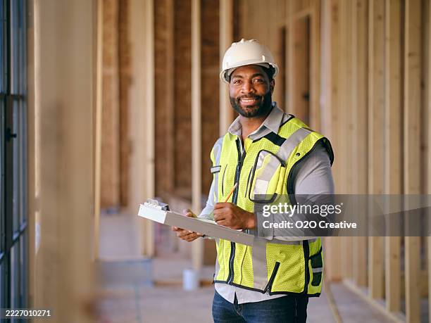bauarbeiter auf einer baustelle - bauunternehmer stock-fotos und bilder