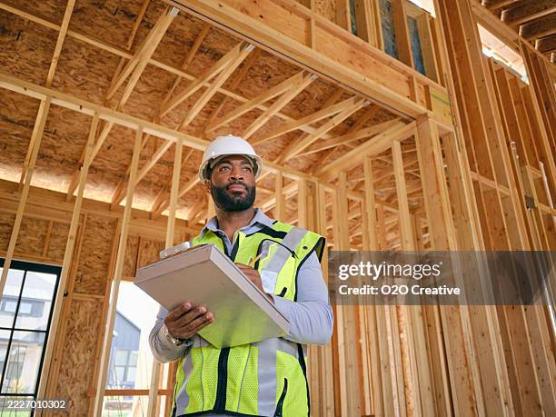 trabajador de la construcción en un lugar de trabajo - inspector fotografías e imágenes de stock