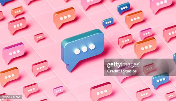 colorful conversations — speech bubbles on geometric pink backdrop - social media marketing foto e immagini stock