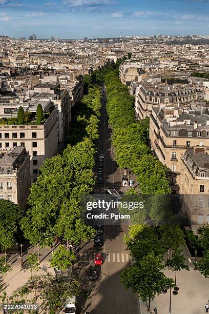 parigi, francia, veduta aerea di auto e persone sui viali alberati della città storica - boulevard foto e immagini stock