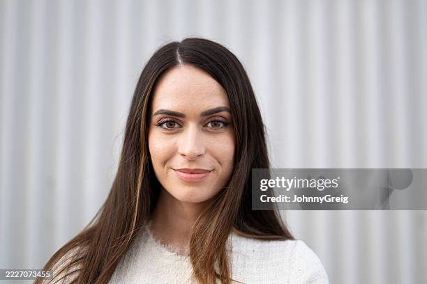 portrait de femme aux longs cheveux noirs souriant - yeux bruns photos et images de collection
