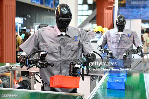 Sort Robot Humanoids Humanoid robots Qinglong sort goods at the logistics sorting line ...