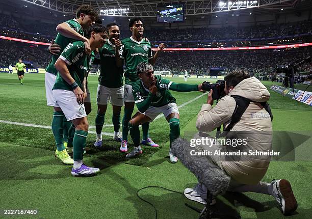 Facundo Torres of Palmeiras celebrates with his teammates after scoring the team's first goal during a Brasileirao 2025 match between Palmeiras and...
