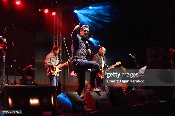 rock band vocal singing live on stage with vibrant lighting - live evenement stockfoto's en -beelden