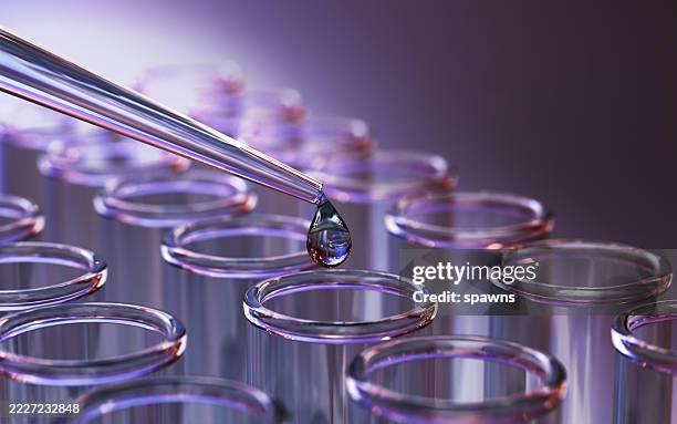 prueba de líquido de pipeta de vidrio a tubos de ensayo sobre fondo reflectante púrpura - laboratorio fotografías e imágenes de stock