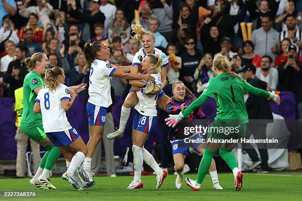 Chloe Kelly of England celebrates with teammates following the team's victory in the penalty shoot out during the UEFA Women's EURO 2025 Final match...