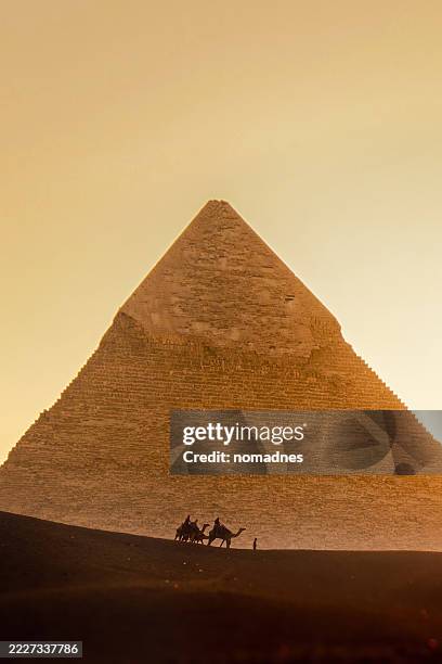 the great pyramid of giza, egypt. - pyramide stock-fotos und bilder