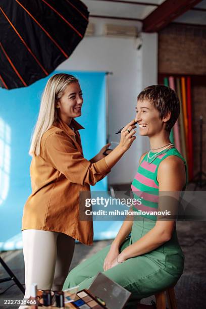 model getting makeup - makeup artist stock pictures, royalty-free photos & images