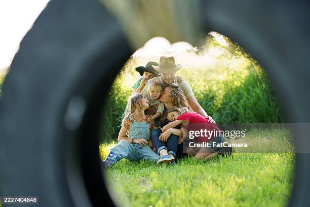 family enjoying togetherness outdoors seen through circular frame - focagem difusa imagens e fotografias de stock