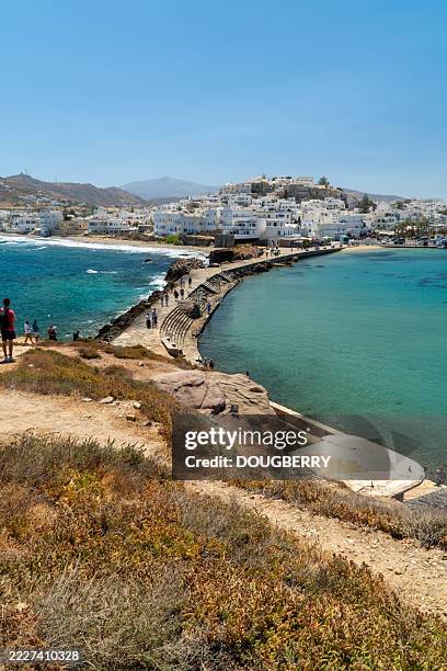 causeway to the ancient temple of apollo in naxos, greece - templo de apolo naxos imagens e fotografias de stock