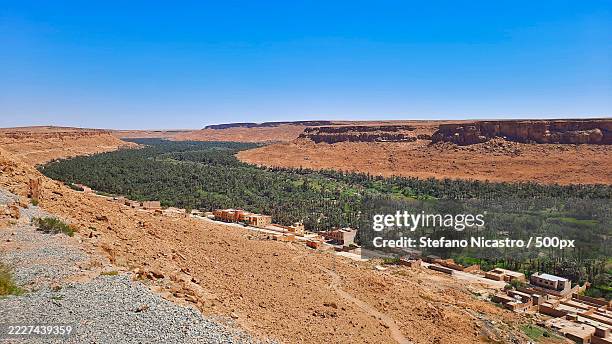 scenic view of desert against clear sky,midelt,morocco - midelt photos et images de collection