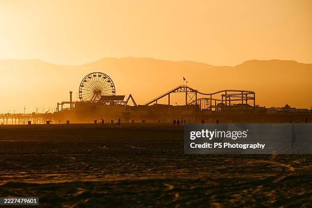 santa monica pier at sunset - santa monica pier stock-fotos und bilder